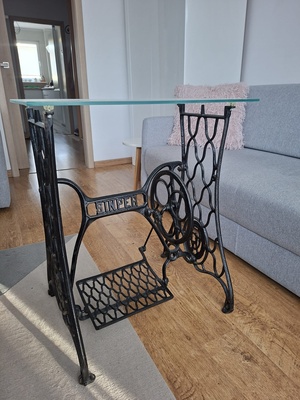 Elbląg Sprzedam nogi od maszyny zrobione na stolik. Blat Że szkła hartowanego piaskowanego. Wymiar 60 cm. x 40 cm.