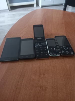 Elbląg Witam sprzedam Samsunga a12.tylko możliwość rozmów na głośnomówiącym. oraz dwa telefony na klawisze Samsunga z
