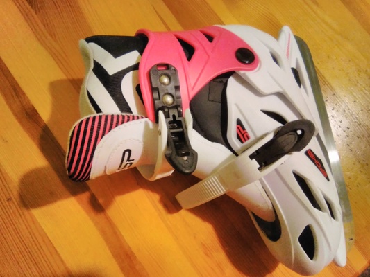 Elbląg Sprzedam używane lecz w bardzo dobrym stanie następujące rzeczy dziewczęce:
1.Łyżwy rozmiar regulowany 31-34 -