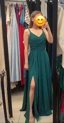 Elbląg Sprzedam piękną balową suknię w rozmiarze XS z rozporkiem na nogę w kolorze butelkowej zieleni. Sukienka gotowa