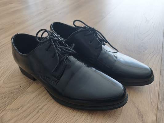 Elbląg Sprzedam eleganckie buty chłopięce na komunię rozmiar 36.Kolor czarny, wiązane. Wypadają na trochę większe.