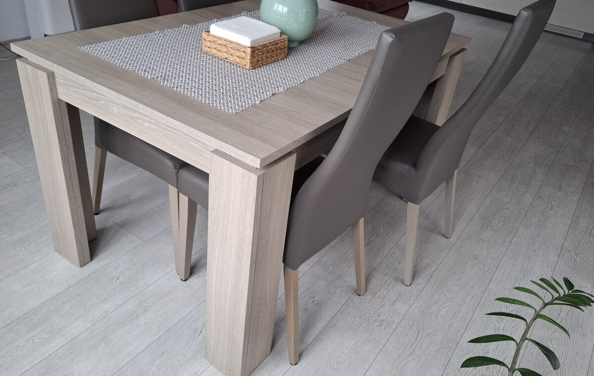Elbląg Sprzedam stół rozkładany, z czterema krzesłami w stanie idealnym. Wym. Wysokość 77cm, szerokość 90cm, długość