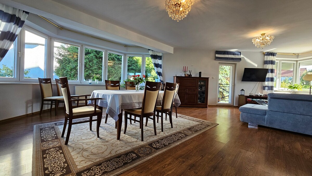 Elbląg BIURO NIERUCHOMOŚCISZULC& SZULCPowierzchnia domu: 320 m2Powierzchnia działki: 472 m2Dom w Elblągu przy ul.