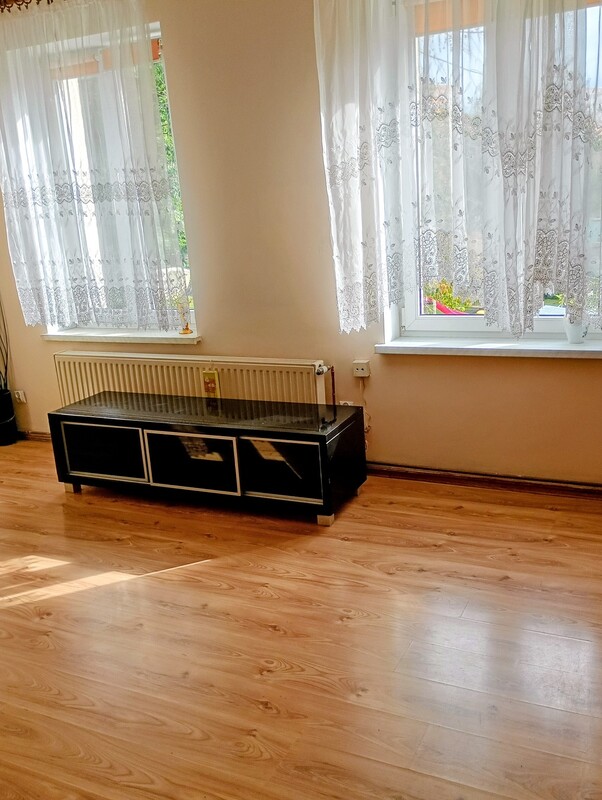 Elbląg Wynajmę mieszkanie o powierzchni 40, m², usytuowane na pierwszym piętrze w doskonałej lokalizacji –