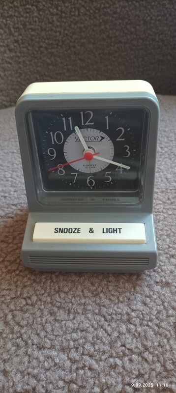 Elbląg Mam do sprzedania damski zegarek, taki jak na foto. Okulary do jazdy nocą z pokrowcem. Oraz ładny budzik. .Cena