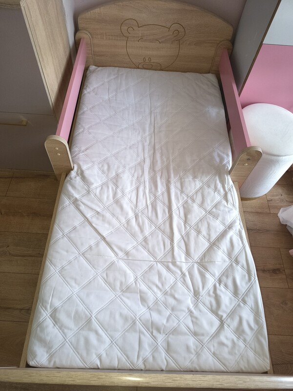 Elbląg Witam. Łóżko dziecięce o wymiarach 70x140cm, łozko ma ściągane boki zabezpieczające przed upadkiem podcAs snu,