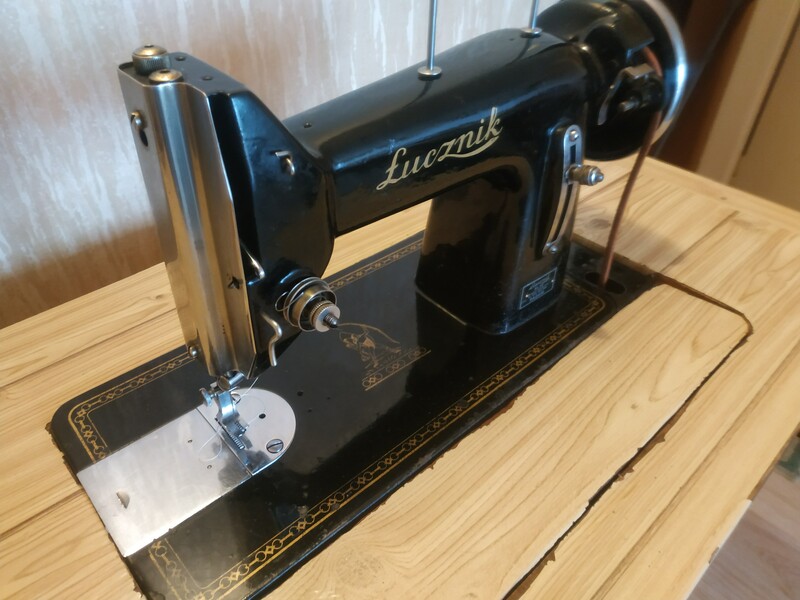 Elbląg Sprzedam maszynę do szycia ŁUCZNIK KL.82 z szafką napędzaną nożnie, produkowana w latach 1954-1959 w pełni