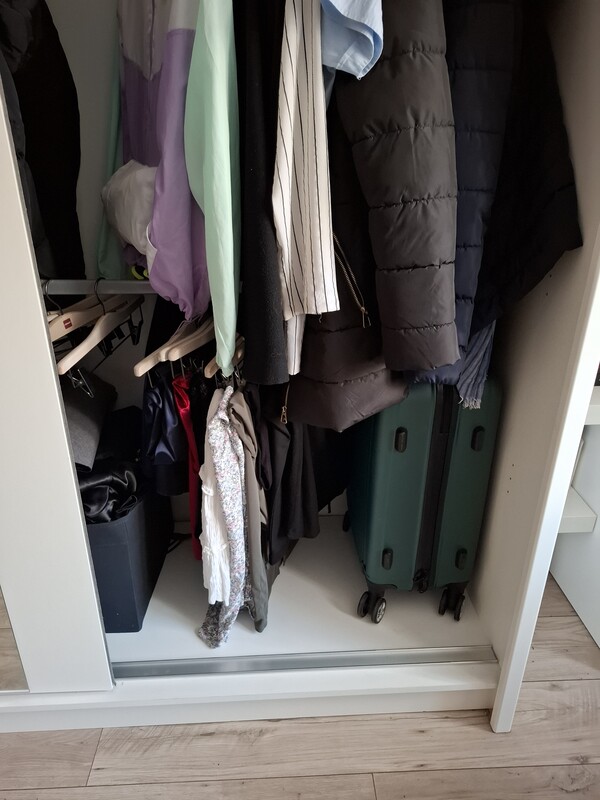 Elbląg Nowoczesna, biała szafa z kolekcji Agata Meble. Posiada dwie przesuwne drzwi, które zapewniają wygodny dostęp