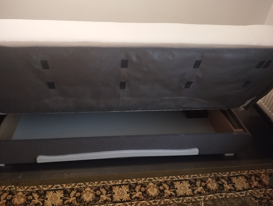 Elbląg 🎉 Okazja! Wersalka, stół drewniany, krzesła, półki na ścianę i dywan – wszystko w świetnym