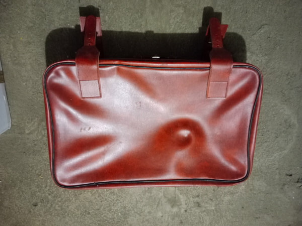 Elbląg Sprzedam walizkę z czasów PRL czerwona. Stan widoczny na zdjęciach. Wymiary długość 70 cm, szerokość 45 cm,