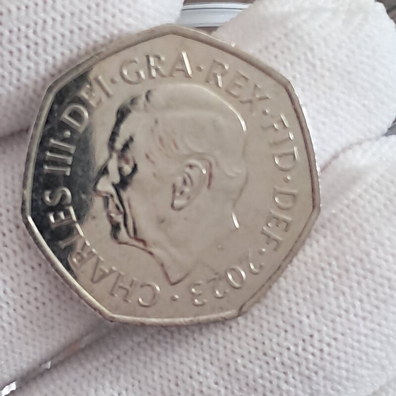 Elbląg Moneta brytyjska 50p King Charles 2023 z Łososiem, bez tajnego znaku, prosto z woreczka menniczego. Wybito