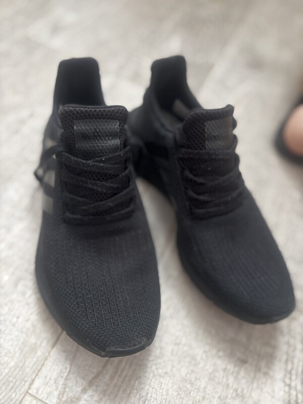 Elbląg Sprzedam buty sportowe czarne, lekkie, wygodne rozmiar 42