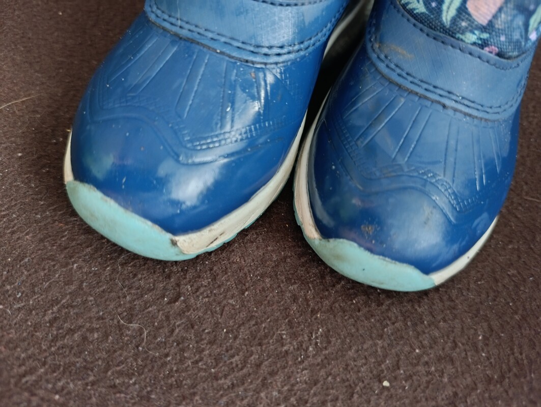 Elbląg Sprzedam buty dla dziewczynki rozmiar 25.Jesienne oraz śniegowce. Stan bardzo dobry. Cena za jedną pare 15zl.