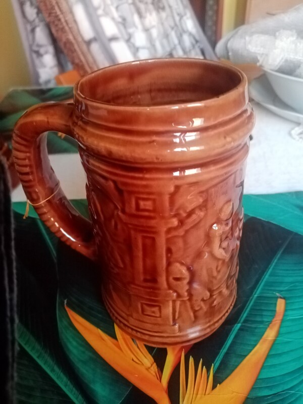 Elbląg Sprzedam to co na zdjęciach:
Kufle po 5 zł
Wazonik 5 zł.
Torebki 5 zł.
4 podkładki z materiału (do