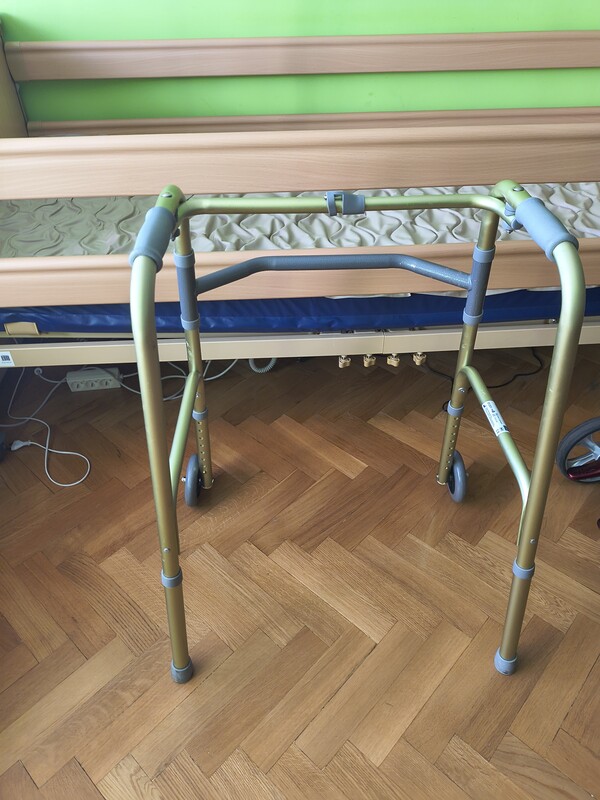 Elbląg Sprzedam łóżko rehabilitacyjne wraz z materacem. Łózko elektryczne, zakupione w styczniu tego roku, na gwarancji.