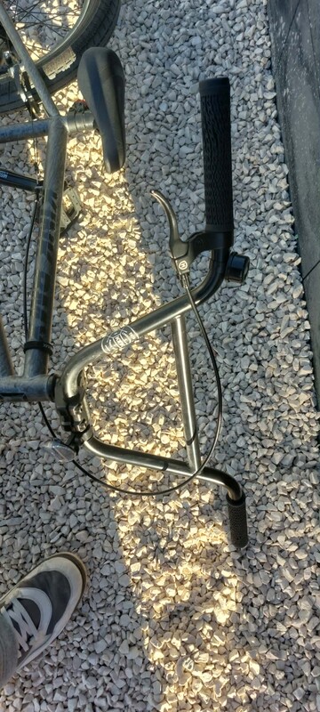 Elbląg Sprzedam rower BMX Kink Curb z 2022 roku w kolorze Matte Brushed Silver. Rower w bardzo dobrym stanie, gotowy do