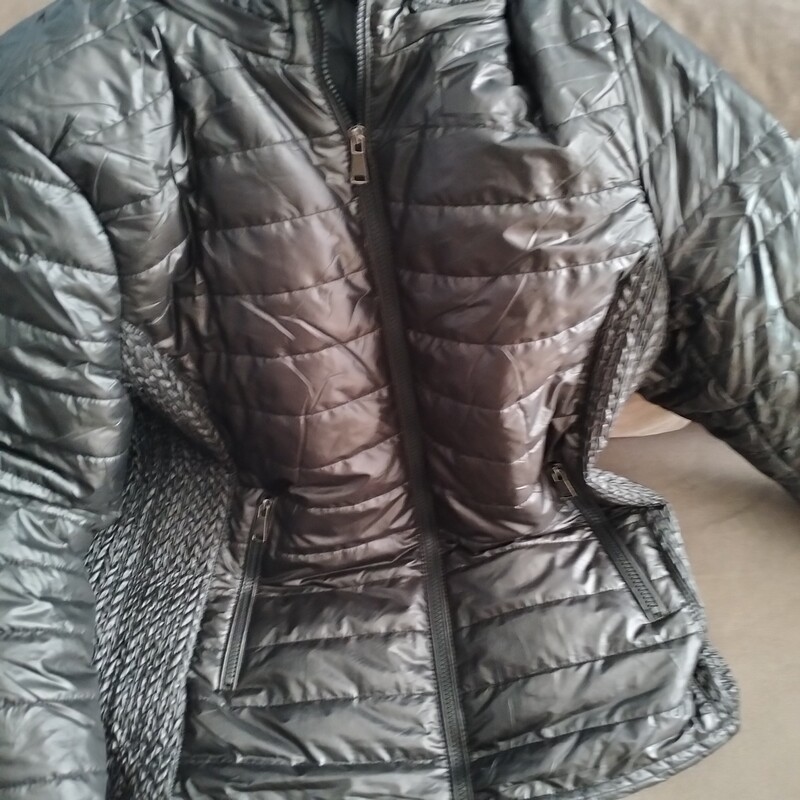 Elbląg Sprzedam okazyjnie kurtkę Pani rozmiar 44/46 z odpinanym kapturem, czarna ze względu na nietrafiony rozmiar.