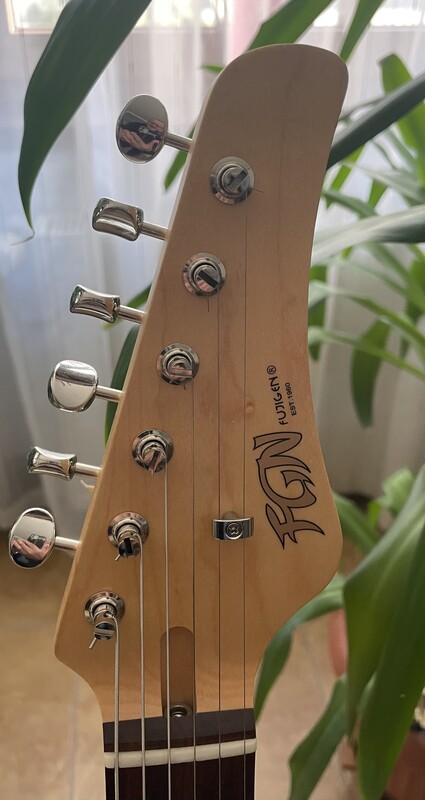 Elbląg Stratocaster Japońskiej firmy Fujigen, Odyssey 2,stan perfekcyjny Korpus: lipa Szyjka: klon Podstrunnica: