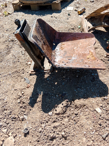 Elbląg Sprzedam siedzenie od traktora z czasów PRL. Stan widoczny na zdjęciach. Siedzenie do traktora waga 15,5 kg,