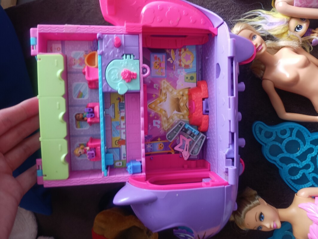 Elbląg Sprzedam zestaw lalek barbie i w typie. Dodatkowo koniki i samolot Polly pocket w stanie jak na zdjęciach. Cena