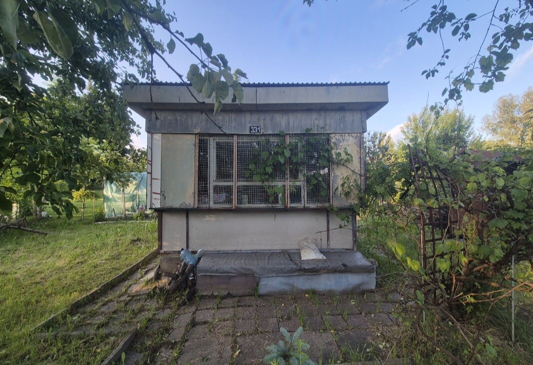 Elbląg Działka Skowronek przy ul. Okrężnej, ogrodzona 321m2,prąd i woda. Wyposażenie: lodówka, folia 2-letnia,