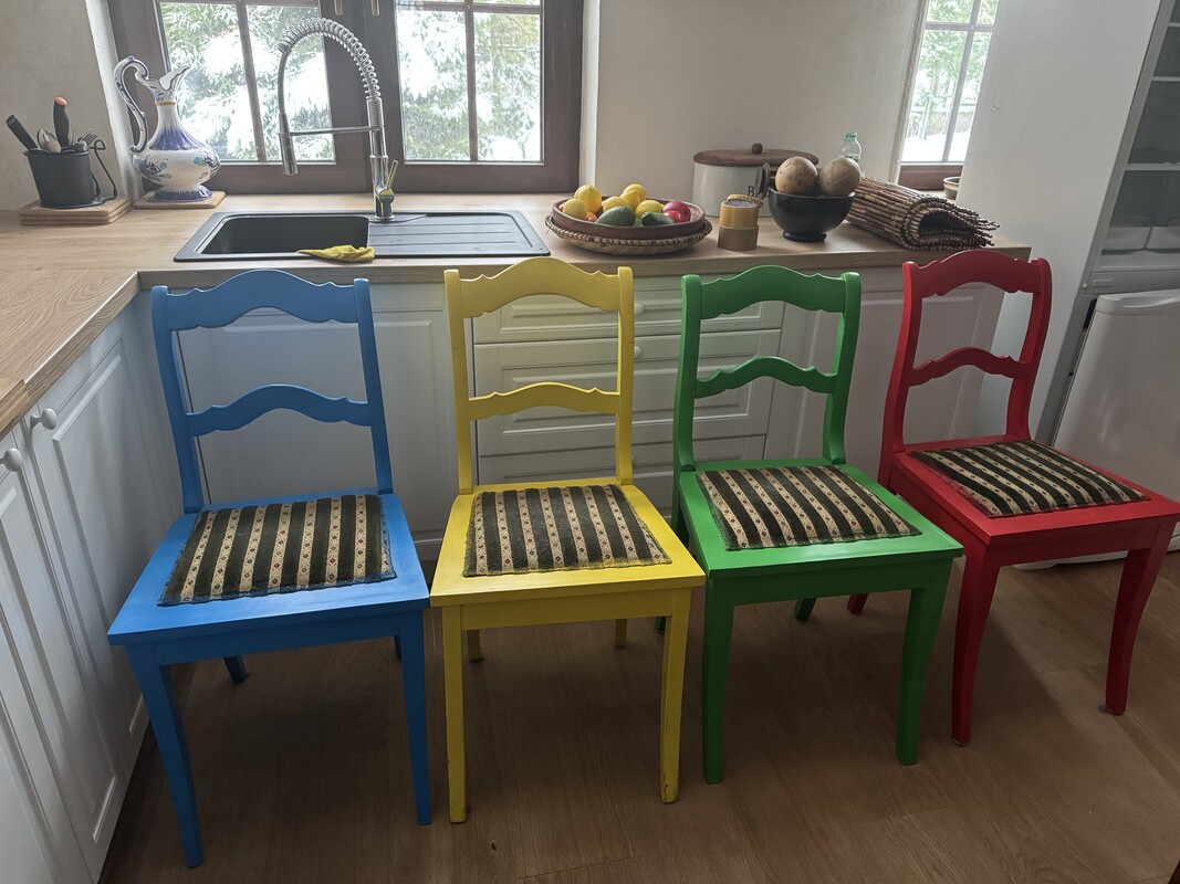 Elbląg Sprzedam 4 krzesła po 100 zł za sztukę, kredens za 500 zł i drewniany stół za 500 zl( wymiary 130/90 po