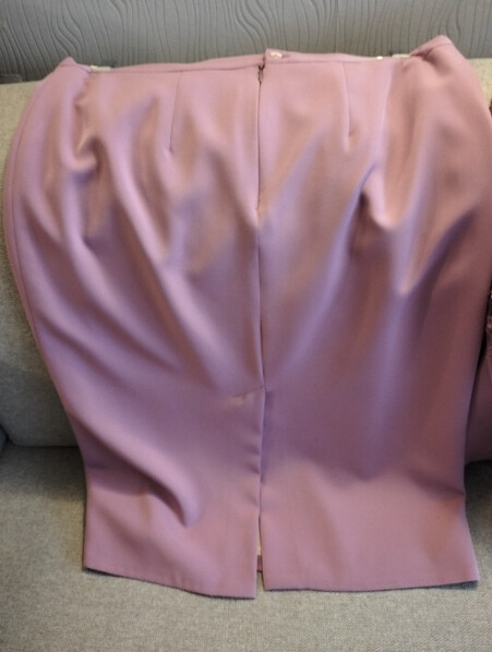 Elbląg Pilnie sprzedam kostium koloru fuksja, spódnica na podszewce, szyta na zamówienie, rozmiar 44..
Do tego są