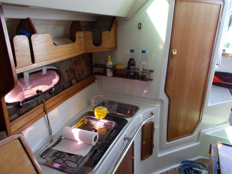 Elbląg SPORTINA 760 - Delphia Yacht - Stocznia Olecko; łódka posiada silnik stacjonarny Yanmar 1GM10 diesel, spalanie