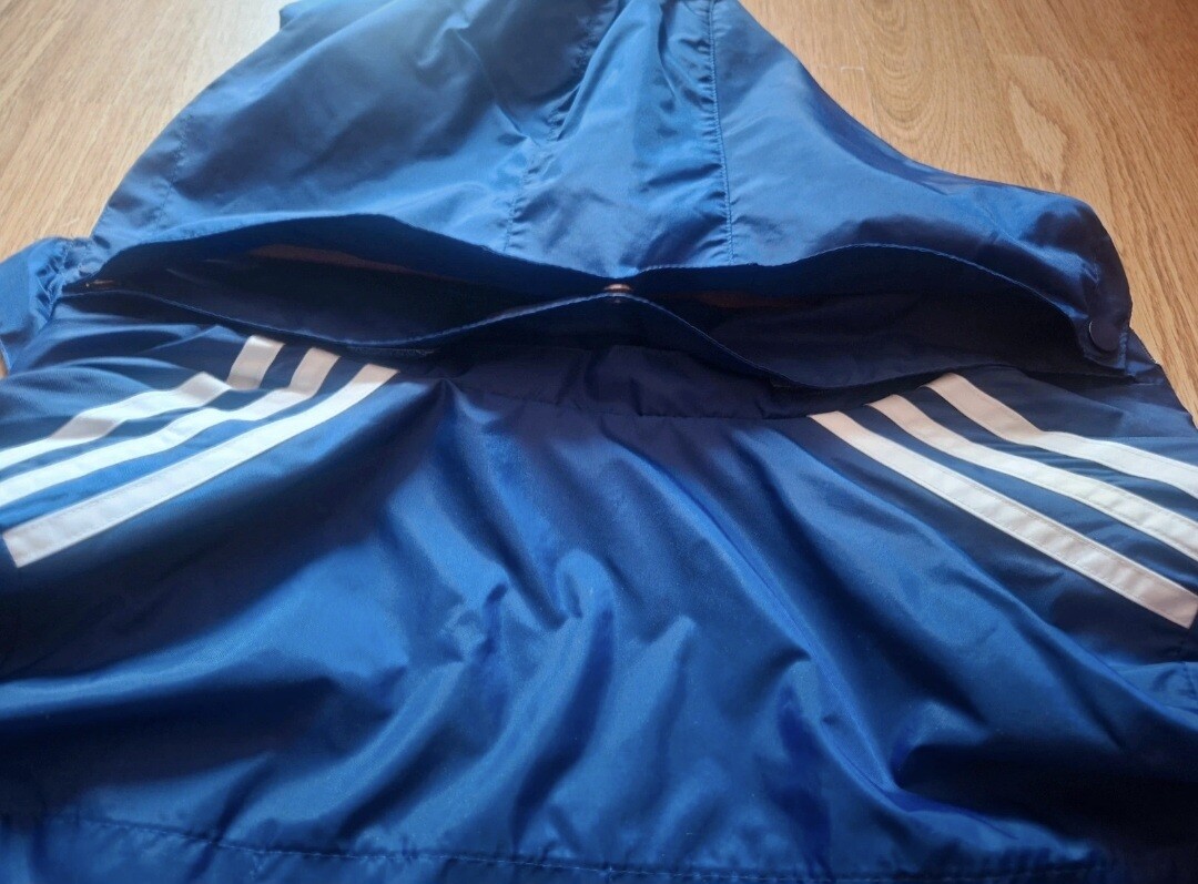 Elbląg Sprzedam kurtkę wiatrówkę 152/158 cm adidas, po moim synu. 
Stan bdb-, syn powycinał długie metki. Zwykłe ślady