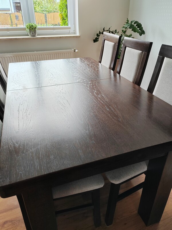 Elbląg Stół drewniany rozkładany 160/90  z 6     krzesłami. Stół posiada 2 wkładki 40 cm, dzięki nim może mieć długość