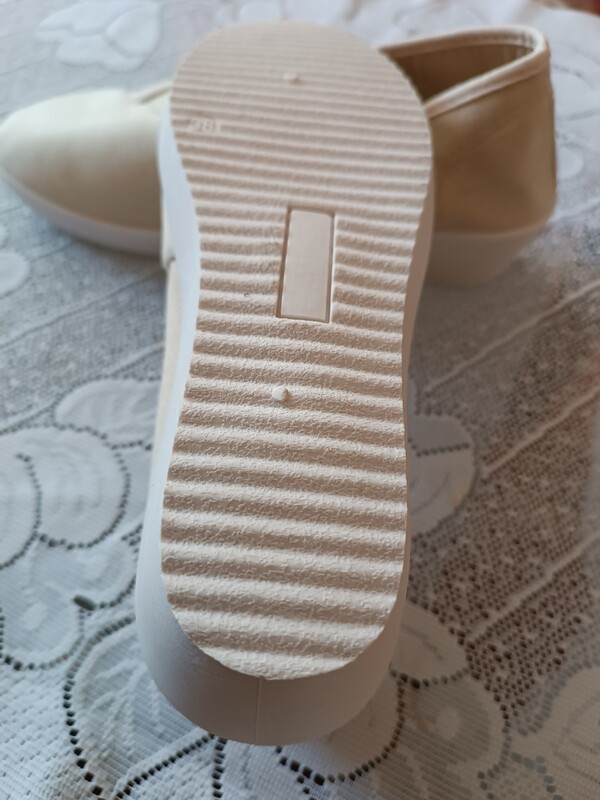 Elbląg Sprzedam nowe płócienne buty damskie, wygodne w rozmiarze 38.Buty warte zakupu.