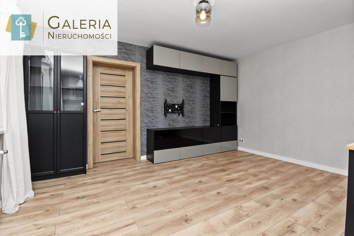Elbląg GALERIA NIERUCHOMOŚCIZ pasji i miłości do nieruchomościNa sprzedaż: 2 pokoje mieszkanie z balkonem na parterzeul.
