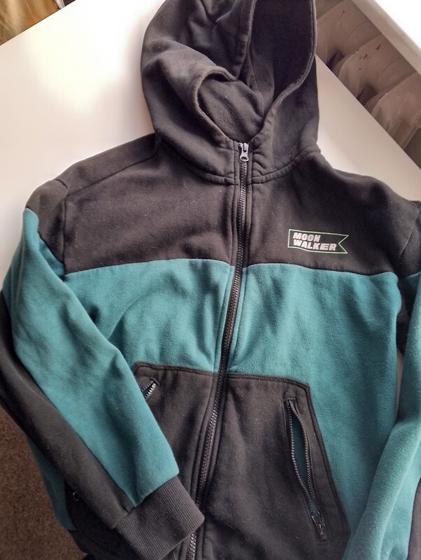 Elbląg ODDAM ZA DUŻĄ CZEKOLADĘ  MILKA UBRANIA (15szt) DLA CHŁOPCA Z FIRMY SMYK  :
- KURTKA/BLUZA POLAR R-140-146
-