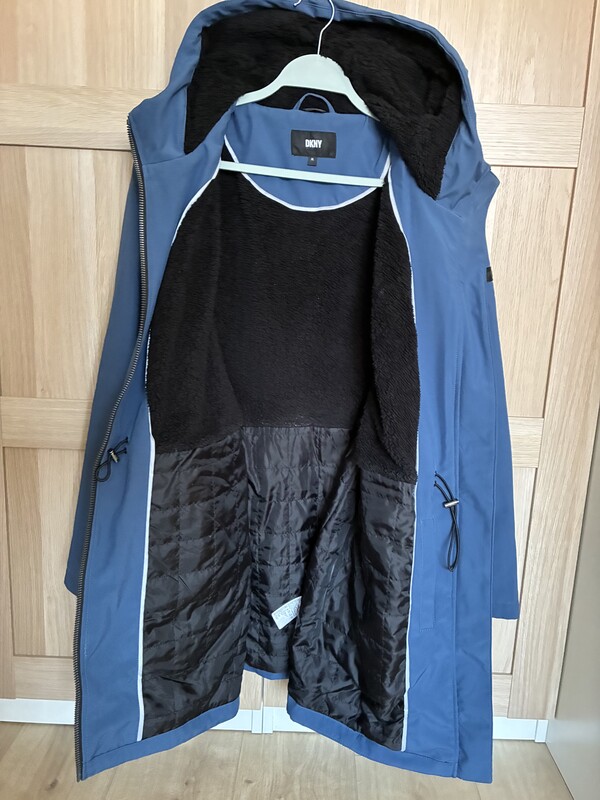 Elbląg Kurtka damska zimowa DKNY.
Stan b. dobry, rozm. XL/XXL (16).
Kolor niebieski. Kaptur ocieplany i regulowany,