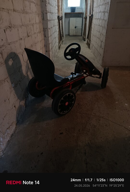 Elbląg Gokart abarth na pedały czarny W gokarcie zastosowano duże koła o średnicy 30