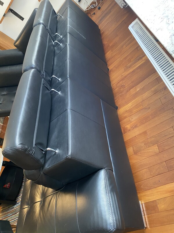 Elbląg Skórzany narożnik, czarny, w bardzo dobrym stanie. Wygodny i elegancki zestaw do salonu lub biura. Cena