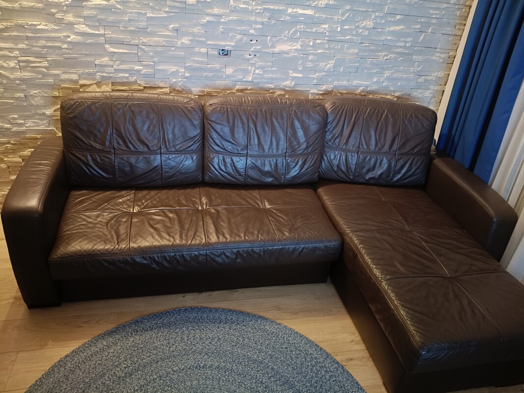 Elbląg Sprzedam kanapę skórzaną widoczną na zdjęciach. Kanapa z funkcją spania o powierzchni 140x215.Dwa pojemniki na