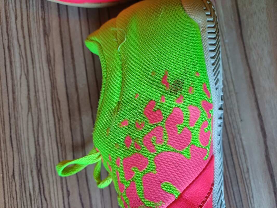 Elbląg Nike 40 halówki do odświeżenia, zadrapanie widoczne na zdjęciu
