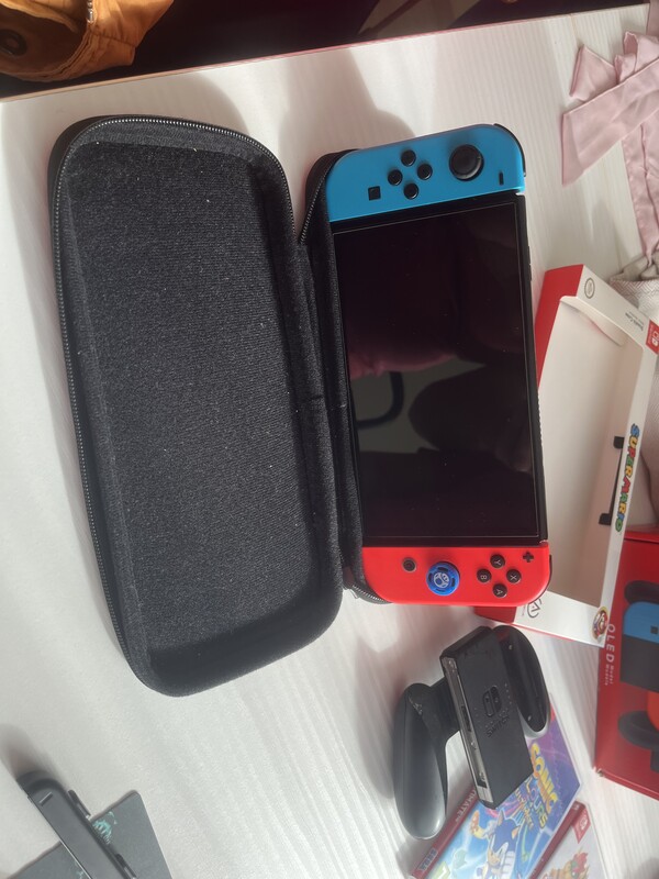 Elbląg 🎮 Sprzedam zestaw Nintendo Switch Oled.
Konsola działa bez zastrzeżeń.
✅ W skład zestawu