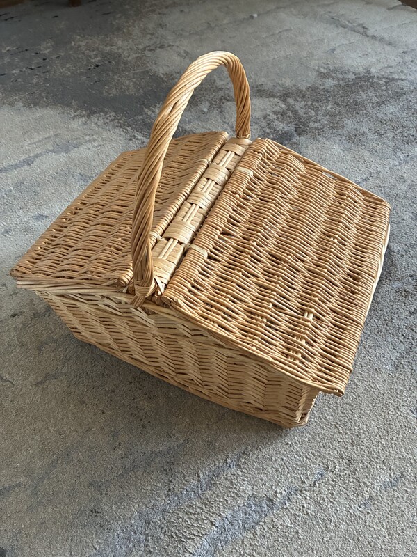 Elbląg Sprzedam duży kosz piknikowy (wiklinowy) w bardzo dobrej kondycji (praktycznie nowy)
Kosz posiada dwie klapy