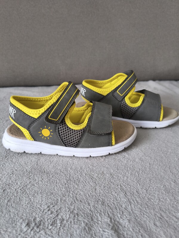 Elbląg Sprzedam sandałki chłopięce marki Lupilu w rozmiarze 29,długość wewnątrz 19cm. Buciki są w świetnym stanie,