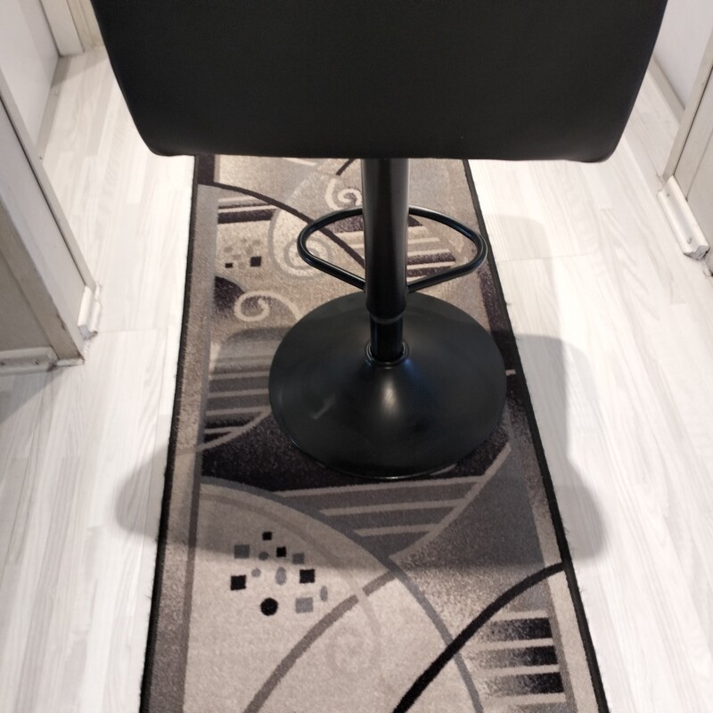 Elbląg Sprzedam okazyjnie fotel ( krzesło obrotowe) kolor czarny z eko skóry. .