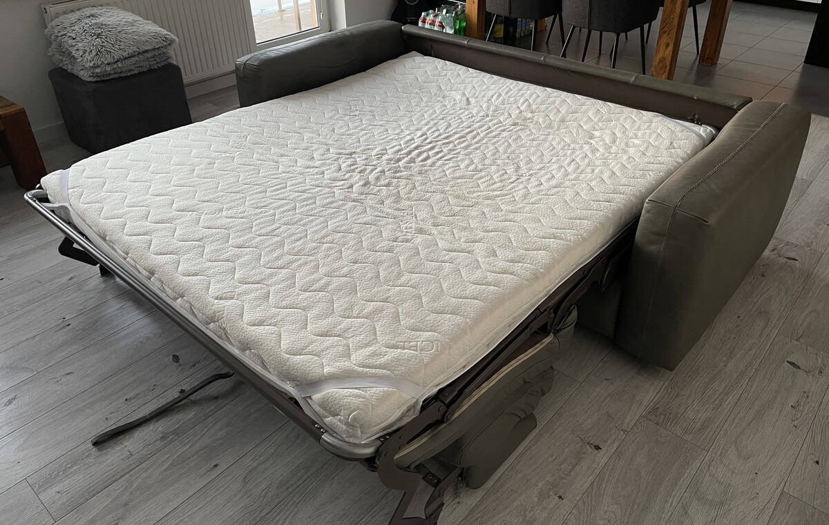 Elbląg Sprzedam skórzaną sofę GAŁĄ collezione ze stelażem włoskim z materacem. Mebel w dobrym stanie, gotowy do