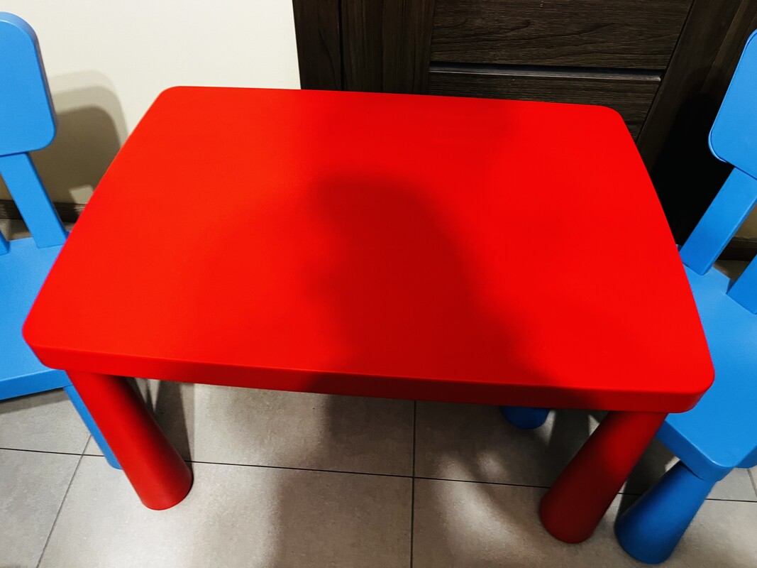 Elbląg Sprzedam zestaw Mammut, 2 krzesełka i stolik tej samej firmy. Dodatkowo 3 krzesełko innej firmy gratis. Stan