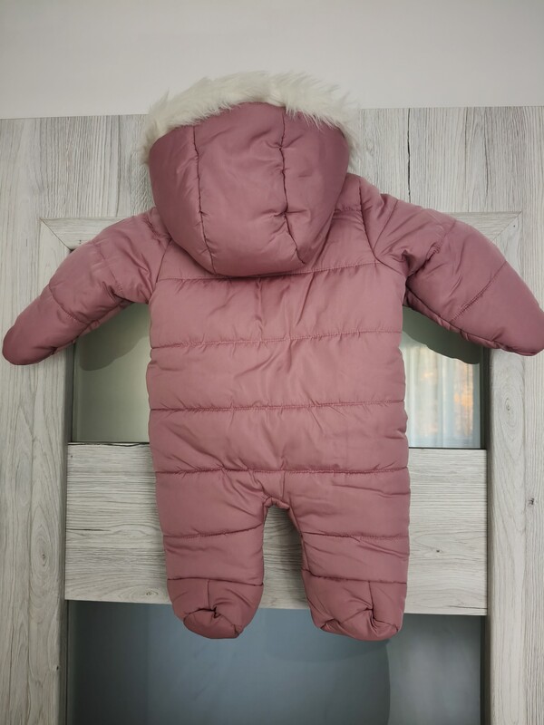 Elbląg Sprzedam dwa śpiworki ( w kropki- cieńszy 90 cm) ( w zwierzątka grubszy- 86-98cm) i dwa kombinezony (biały,