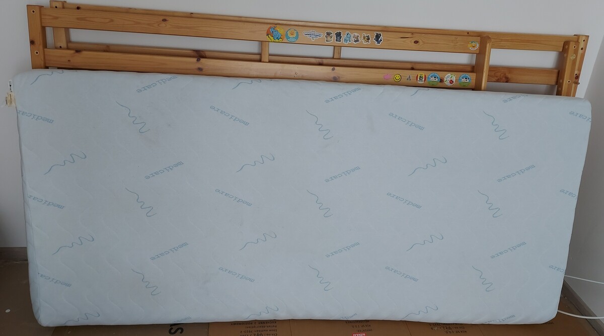 Elbląg Łóżko RANDRES z drewna sosnowego z zasłonką i materacem 200x90x14cm
PIERWSZE zdjęcie poglądowe ( takie zdjęcie