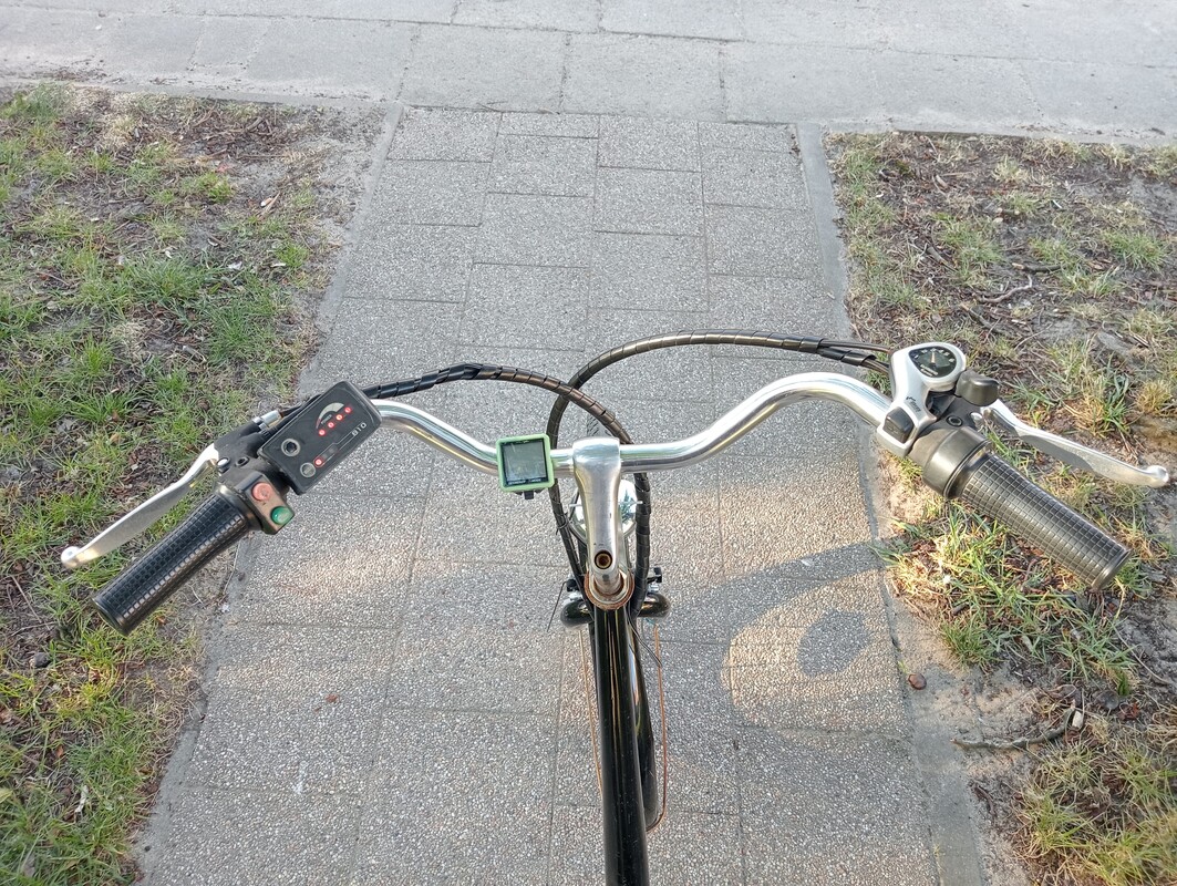 Elbląg Sprzedam rower z napędem elektrycznym. Rower jest dość stary, ale jeździ. Silnik działa, hamulce hamują. Wymaga