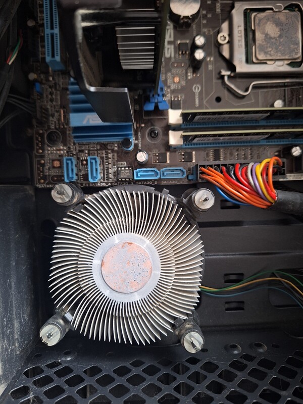 Elbląg Oddam PC za kawe 2x 8gb ram ddr3 procek i5 wady takie ze przy procku sa powyginane piny i uchyt do chlodzenia