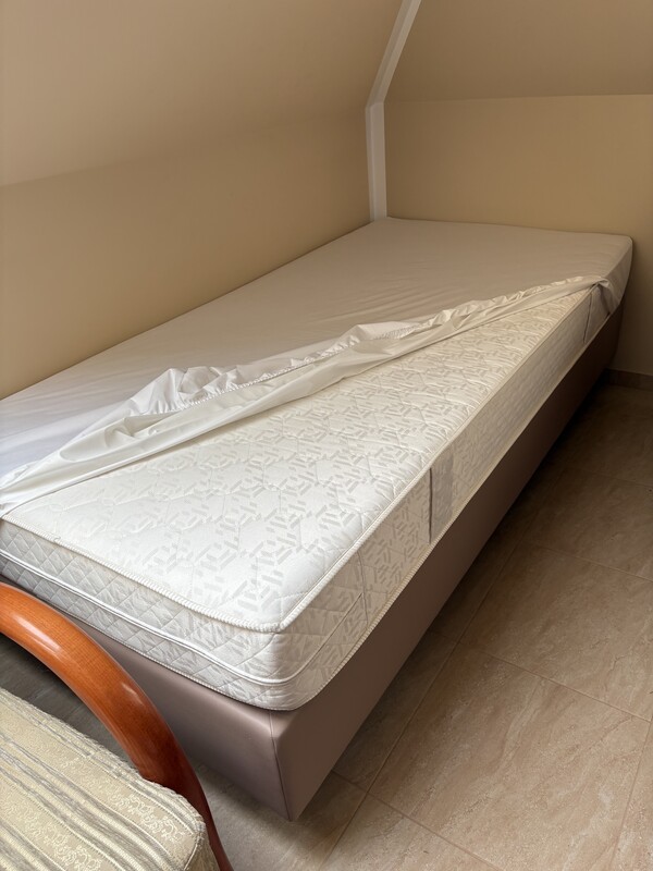 Elbląg Sprzedam 2 łóżka w bardzo dobrym stanie. Koszt 1 łóżka z materacem 550 zł. Możliwa negocjacja ceny.