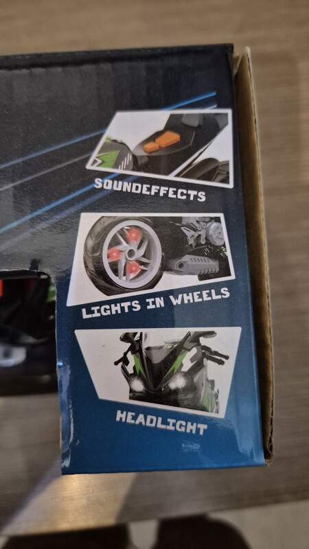 Elbląg Motocykl zabawka z efektami świetlnymi i dźwiękowymi oraz po naciśnięciu przycisku sam jedzie do przodu.
Stan